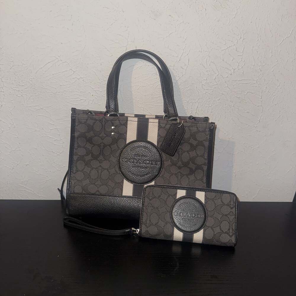 Coach Dempsey Carryall In Signature Jacquard With Stripe And Coach Patch - Picture 1 of 6